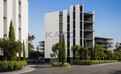 Modern three bedroom top floor apartment in Polemidia 