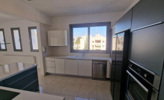 Spacious 3 bedroom apartment to rent in Agioi Omologites