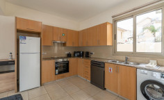 Large 3 bedrooms house to rent in Pernera