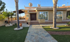 Large 4 bedroom house for sale in Palaiometocho