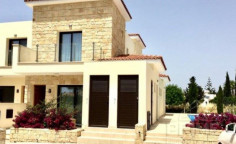 2 bedroom maisonette with swimming pool for sale in Coral Bay