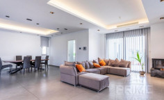 6 bedroom villa with swimming pool for sale in Agia Fyla