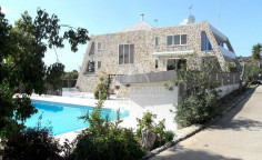 Beautiful 4 bedroom furnished house with swimming pool for sale in Parekklisia