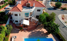 6 bedroom unfurnished house with swimming pool for sale in Panthea