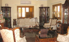 5 bedroom unfurnished house with swimming pool for sale in Apesia