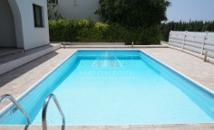 Spacious 3 bedroom furnished house with swimming pool for sale in Agios Tychonas