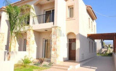 3 bed house with swimming pool for sale in Moni
