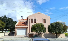 Spacious 4 bedroom house with swimming pool to rent in Neapolis