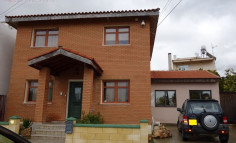 3 bedroom brick built, timber frame house with a category insulated and in great condition! 