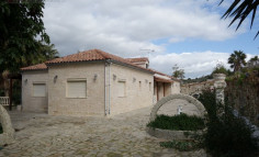 4 bedroom bungalow on a huge plot with gardens and swimming pool in Moni 