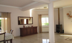 4 bedroom villa with swimming pool and garden 200 m from the sea 