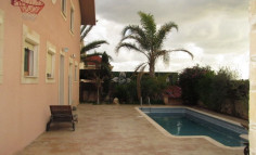 4 bedroom villa with swimming pool, pool bar and garden for sale in Trachoni 