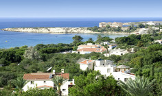 Large 5 bedroom villa with swimming pool for sale in Coral Bay