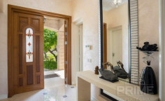 5 bedroom furnished villa with swimming pool for sale in Argaka