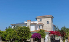 5 bedroom furnished villa with swimming pool for sale in Argaka
