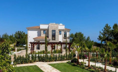 Luxury 4 bedroom furnished villa with swimming pool for sale in Argaka