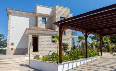 Luxury 4 bedroom furnished villa with swimming pool for sale in Argaka