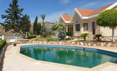 Luxury 5 bed house with swimming pool for sale in Agios Tychonas