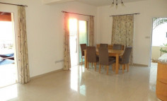 Beautiful 3 bedroom house with swimming pool for sale in Peyia