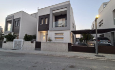 Spacious 3 bedroom house with swimming pool for sale in Yeroskipou