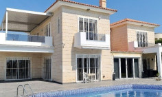 5 bedroom villa on very large plot of 1068 sqm 