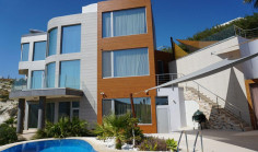 Spacious 4 bedroom house with swimming pool to rent in Agios Tychonas