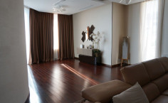 Spacious 4 bedroom house with swimming pool to rent in Agios Tychonas
