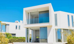 4 bed house with swimming pool for sale in Coral Bay