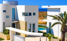 4 bed house with swimming pool for sale in Coral Bay