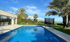 5 bedroom house with swimming pool for sale in Coral Bay