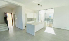 Spacious 3 bedroom house with swimming pool for sale in Coral Bay