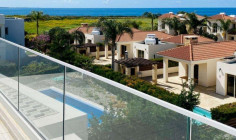 Spacious 3 bedroom house with swimming pool for sale in Coral Bay