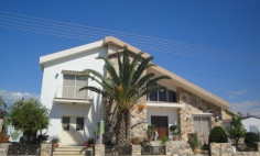 4 bedroom furnished house with swimming pool for sale in Pyrgos