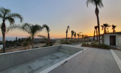 Large 5 bedrooms house with swimming pool for sale in Parekklisia