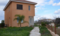 Beautiful 4 beds house with swimming pool for sale in Chloraka