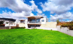 Luxury 3 bedrooms house with swimming pool for sale in Peyia