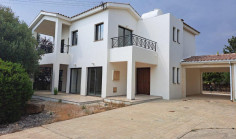 Large 3 bedroom house with swimming pool for sale in Kouklia