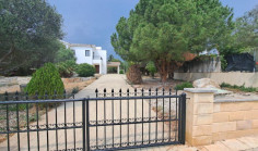 Large 3 bedroom house with swimming pool for sale in Kouklia