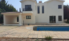 Large 3 bedroom house with swimming pool for sale in Kouklia