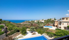 Spacious 5 bedrooms furnished house with swimming pool for sale in Aphrodite Hills