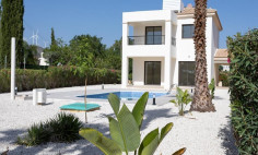 Spacious 3 bedroom house with swimming pool for sale in Kouklia