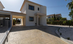 Spacious 3 bedroom house with swimming pool for sale in Kouklia