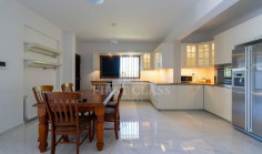 Spacious 4 bedroom house with swimming pool to rent in Parekklisia