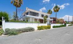 Lovely 4 bedroom house with swimming pool for sale in Parekklisia