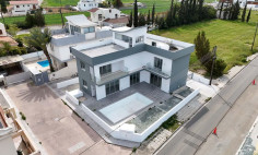 3 bedroom house with swimming pool for sale in Lakatamia
