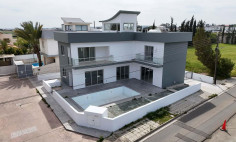 3 bedroom house with swimming pool for sale in Lakatamia