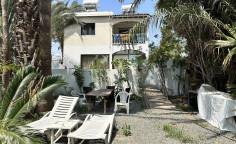2 bedroom beach front ground-floor apartment on the first line in Dhekelia road 