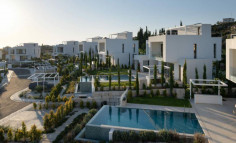 Lovely 5 bedroom house with swimming pool for sale in Coral Bay