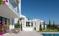Lovely 5 bedroom house with swimming pool for sale in Coral Bay