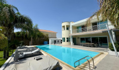 Spacious 4 bedroom house with swimming pool for sale in Green Area